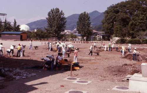 たくさんの作業員が発掘調査を行っています。